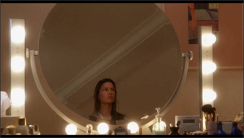 Rhona Mitra muss für Gruppensex ihren Dildo blasen