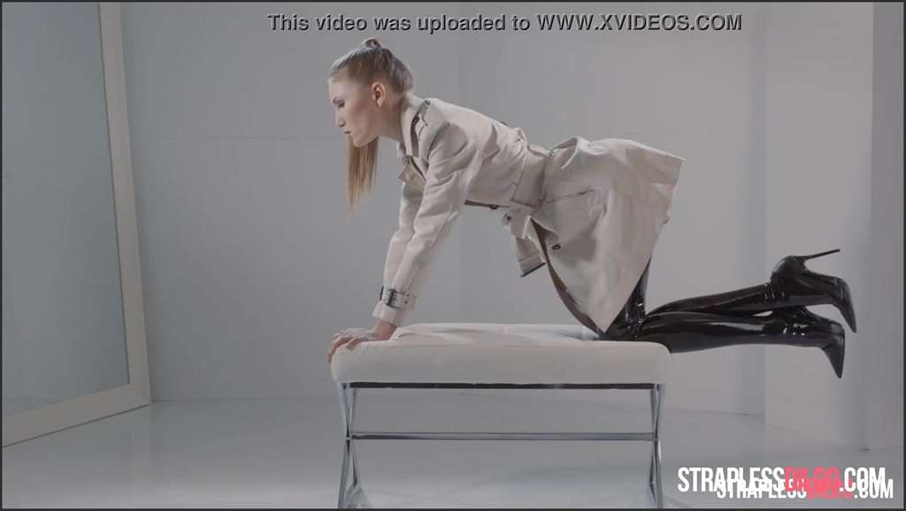 Mia Reese masturbiert ihre Muschi und pinkelt