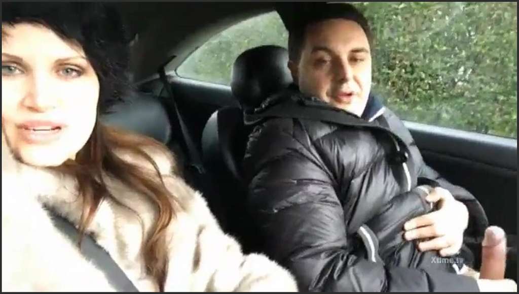 Mini-Diva reibt sich im Auto, bis sie abspritzt