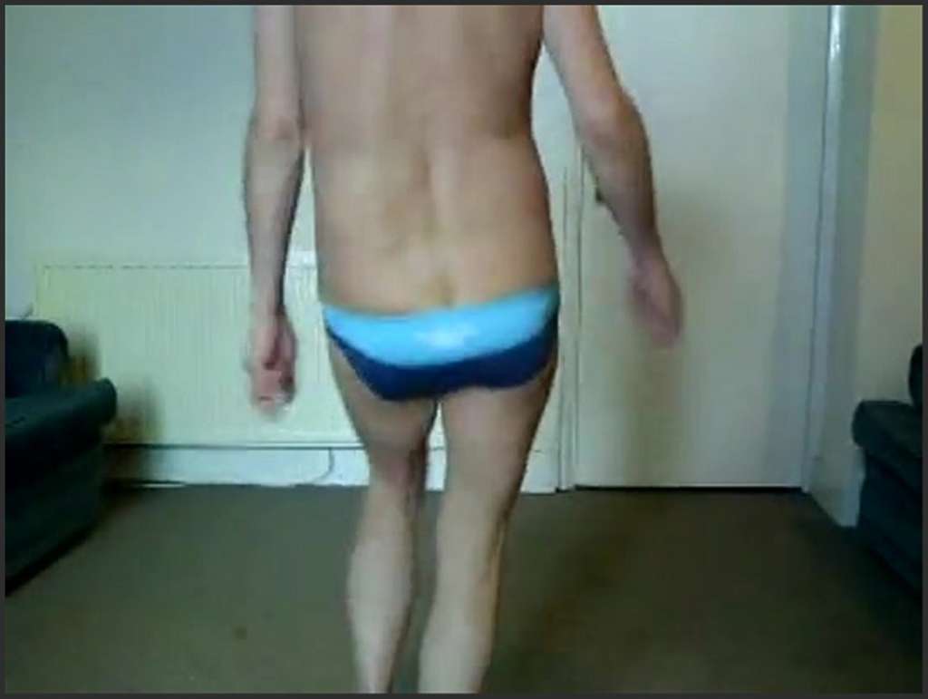 Nackte Jungs erleben eine verrückte Gangbang-Party mit vielen Schwänzen