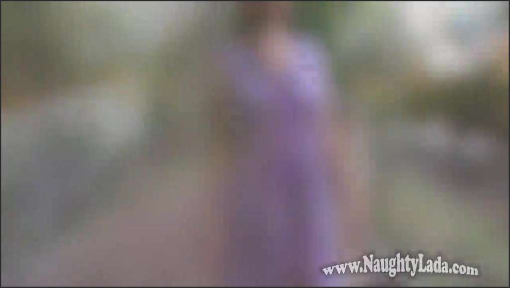 Der Traumarsch der frechen Radha wird in einer Hintergasse gefickt