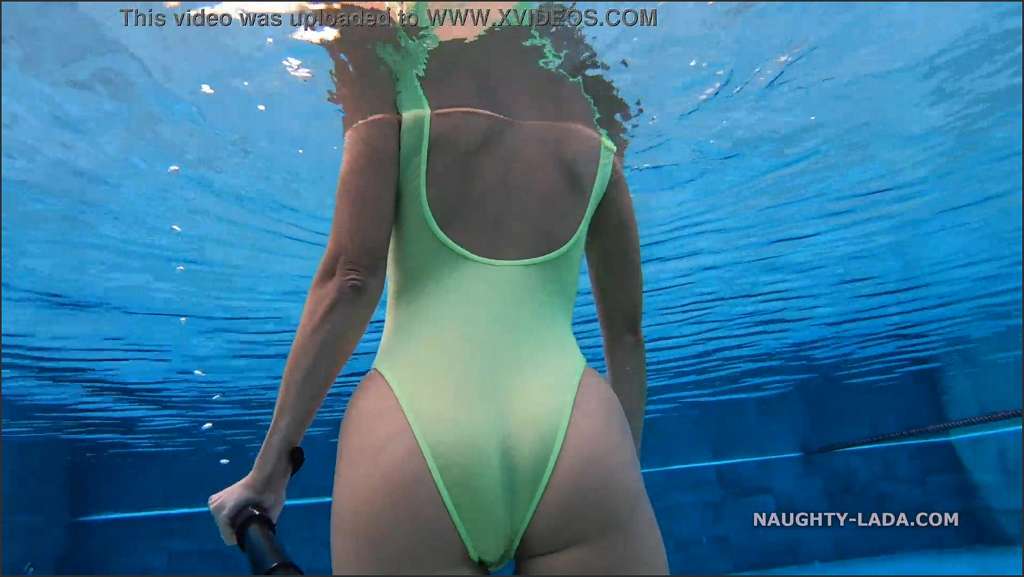 Die freche Radha zieht sich aus und masturbiert mit einem Dildo vor der Kamera