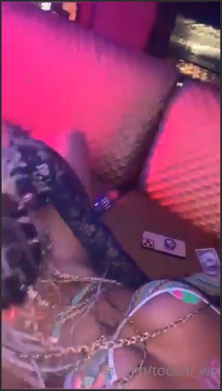 Toochi Kash BJ und trinkt Urin auf einer Party